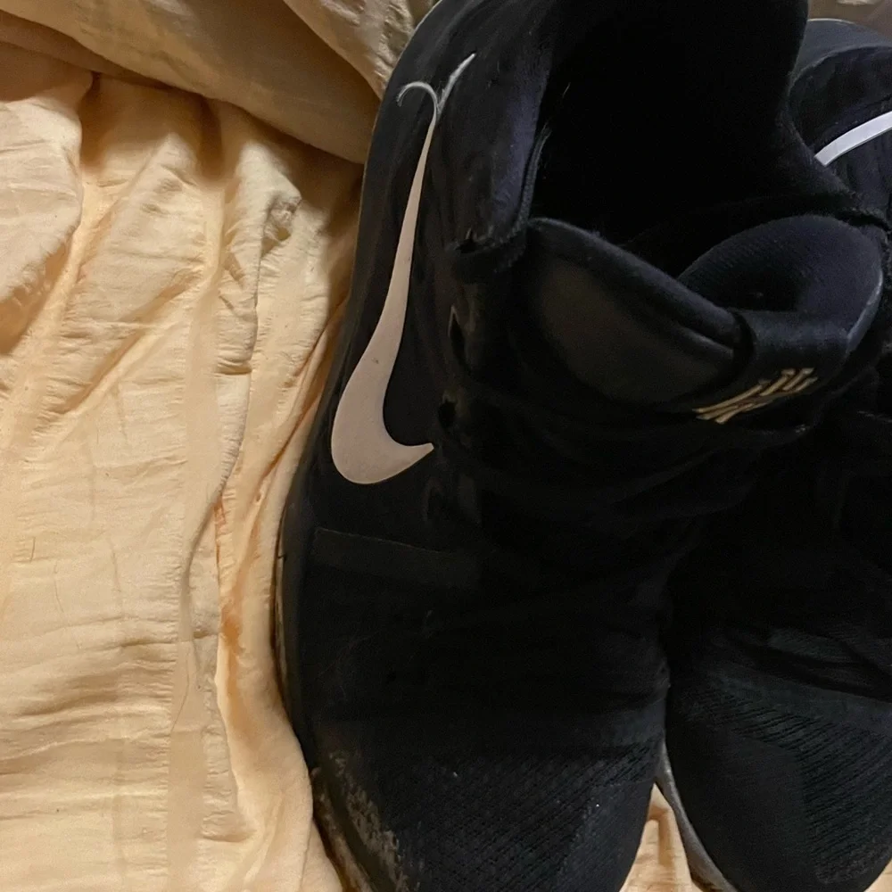 Kyrie‎ Irving Nike Shoes GUC size 4.5 Y